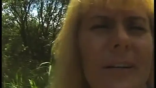 Cewek dewasa rambut pirang dengan memek berbulu bersenang-senang di luar ruangan