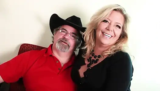 Сексуальная блондинка с большими сиськами обожает молодой член в киске во рту