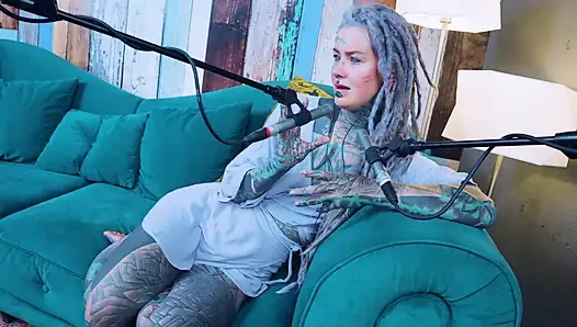 Z hakkında konuşuyorum - zeal - asmr podcast sfw konuşuyor gotik sıska kız dreadlocks dövmeli model dövmeli kız