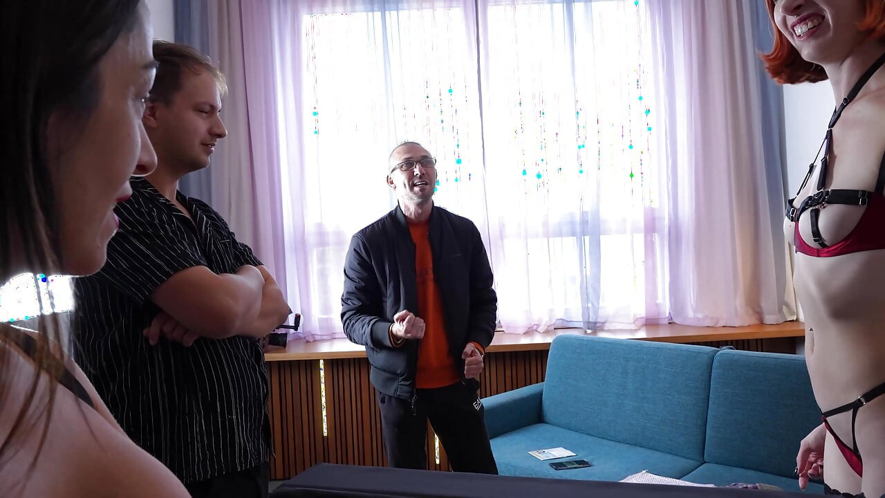 舞台裏では、マヤとピクシーが2対2でダブルアナルとフィスティングを繰り広げています。