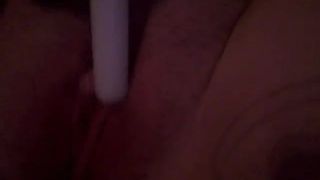 Paige se masturba con un cepillo