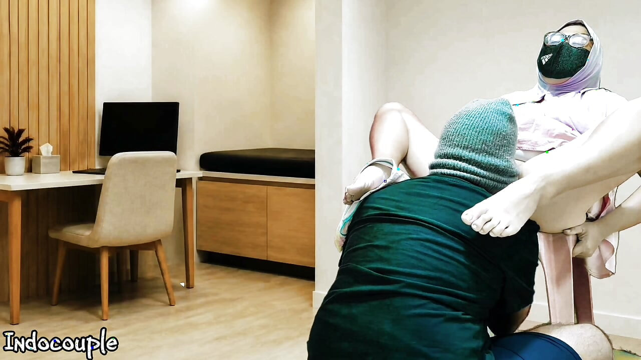 Istri nakal berhijab ini ngebiarin bosnya jilat memek beceknya di kantor