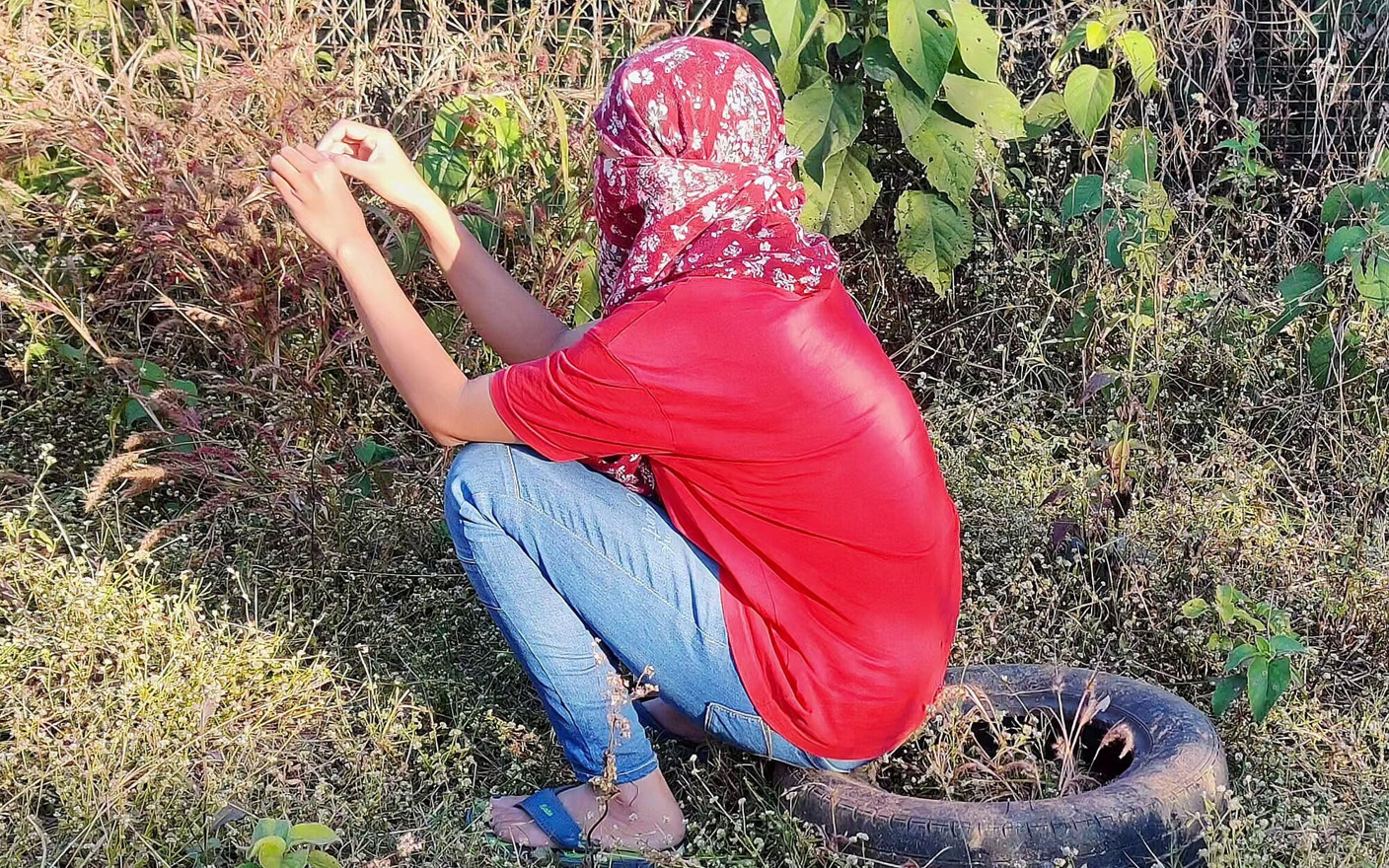 Estudiante de gran culo follada en el bosque en perrito