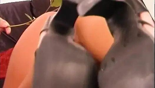 Seksi sarışın lezbiyenler amcık yalıyor dildoyla oynuyor