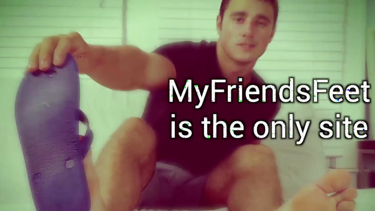 MyFriendsFeet: Nestašni Aleck želi da slinimo nad njegovim velikim bosim stopalima