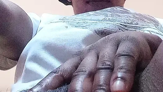 Dia memiliki memek dan kontol karniva musiman