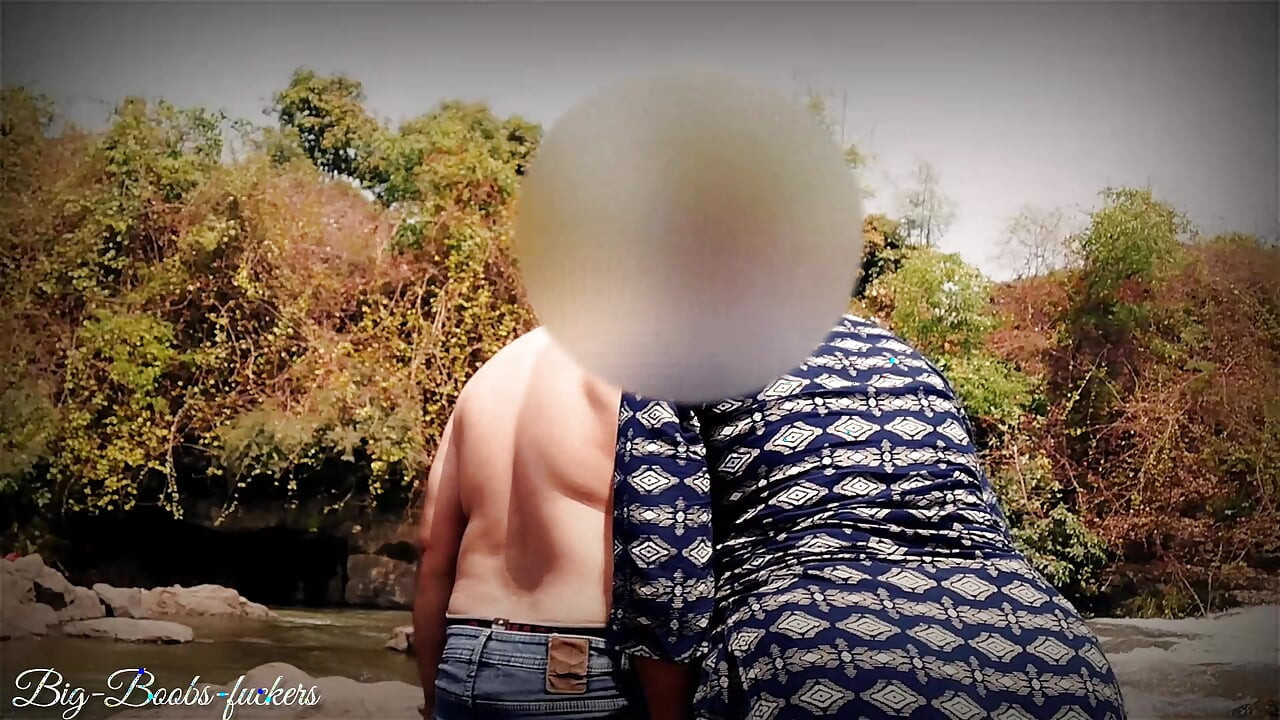 Bakom Vattenfallet Ligger En Värme Sex Mellan TVå Älskare.
