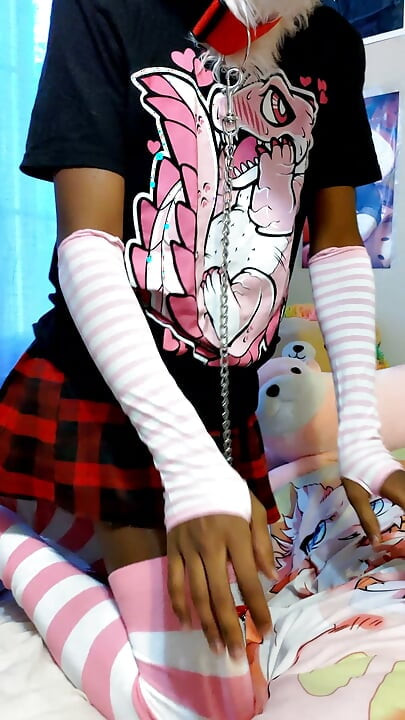 Sissy femboy slut dalam fursuit memperlihatkan pantat ketat dan kandang keperawanannya