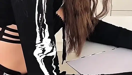 Ateşli genç 18 yaşındaki esmer sikim bakış açısıyla daha fazla dayanamayacak kadar sert ıslak sakso çekiyor