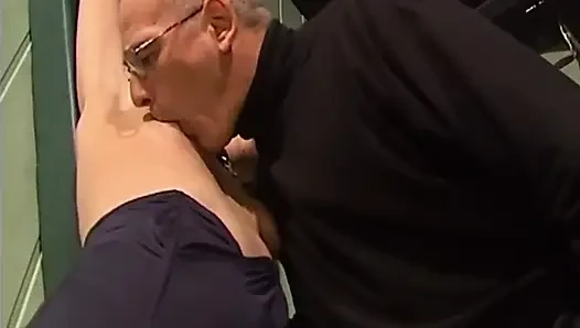 Reife brünette MILF mit gewichtten nippelklemmen gefesselt