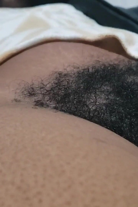 대담하고 친밀한 관능적인 존재로 자연산 보지를 보여주는 털이 무성한 스타