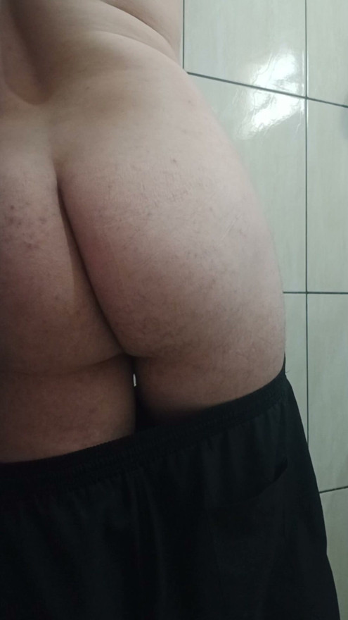 Shaking my ass at my uncle Paulo's house