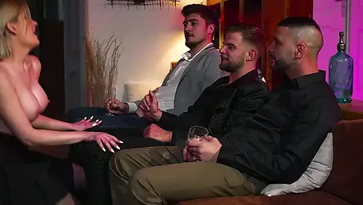 Bir grup arkadaş birbirini sevişiyor