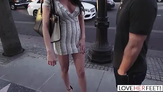 Сексуальную милфу Silvia Saige с тугой киской жестко трахнули после поклонения