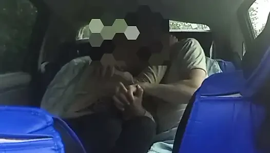 Seks cepat di dalam mobil