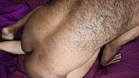 Der behaarte indische ehemann fickt seine schöne ehefrau