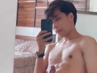 Hübscher thailändischer Junge filmt, wie er seinen schönen Schwanz wichst (45 '')