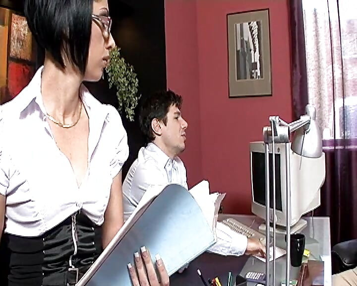 ليندا موراي هي سكرتيرة شخصية مشبوهة ،