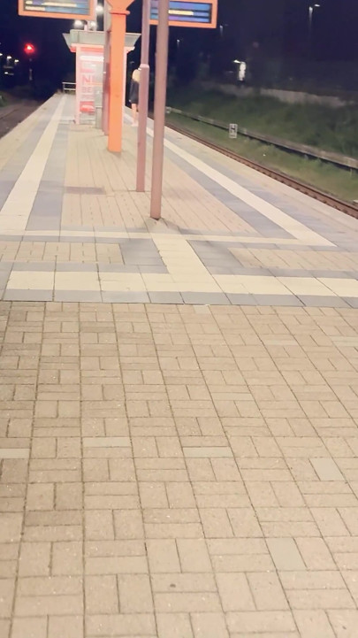 Καυλιάρα πουτάνα γαμήθηκε στη μέση του σιδηροδρομικού σταθμού!!