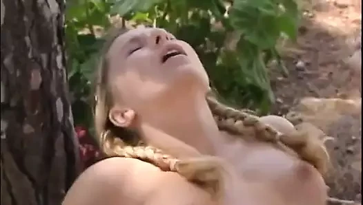 Gadis remaja rambut pirang dengan ekor kuda suka banget jilat kontol