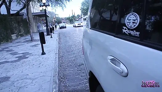 Застенчивая официантка раздевается на стройке