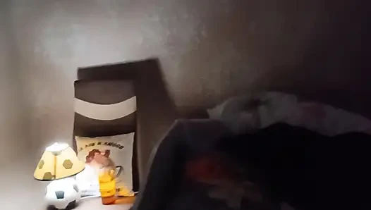 Eine begabte kochin zeigt ihre reize