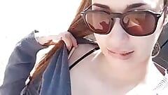 Nona mladá a hezká dívka venku, brzy celé video s orgasmy a výstřikem