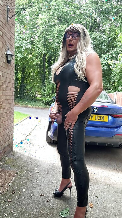 Sexig crossdresser kellycd2022 i svart pvc kattdräkt och klackar