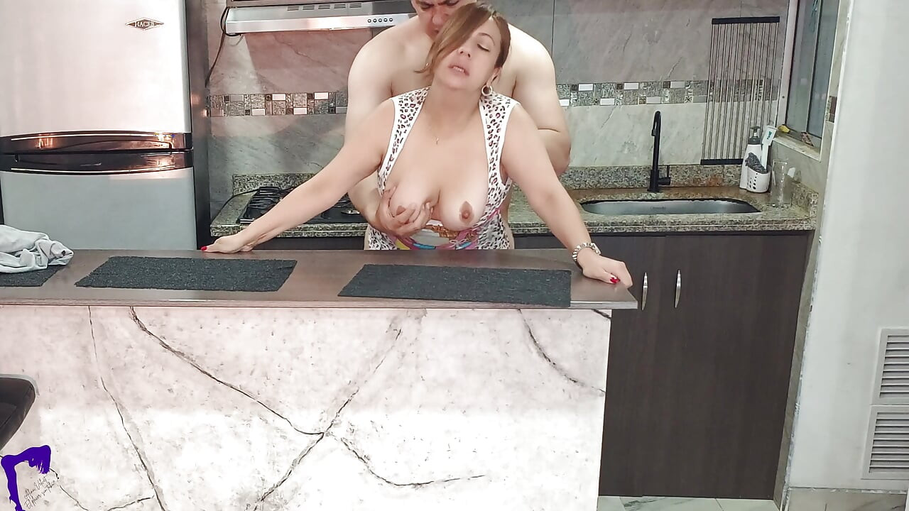 En La Cocina La Esposa MILF De Mi Mejor Amigo Se Burla De Mí Y Terminamos Follando Duro Con Derramada Vaginal