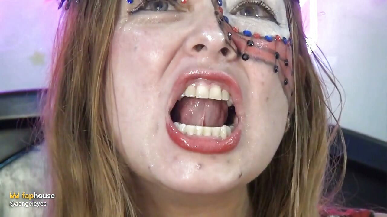 Spider-girl's Extreme Swallowing Challenge! Huge Edible Spiders