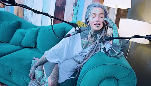 M hakkında konuşuyorum - müzik - asmr podcast sfw konuşuyor gotik sıska kız dreadlocks dövmeli model dövmeli kız