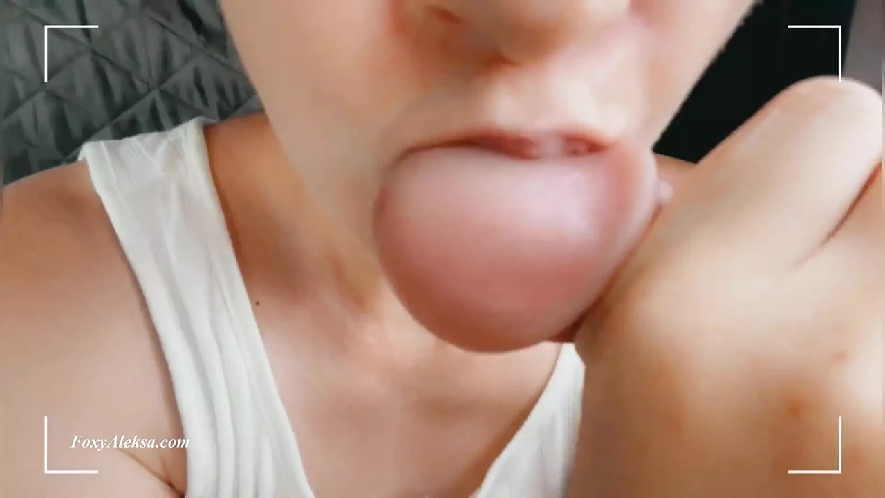 护理中的射液。操一个娇小女孩的裙子下的阴户并在她的阴户中射精