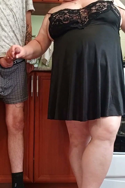 Before Lunch, My Stepmom Jerks off My Dick to a Cumshot