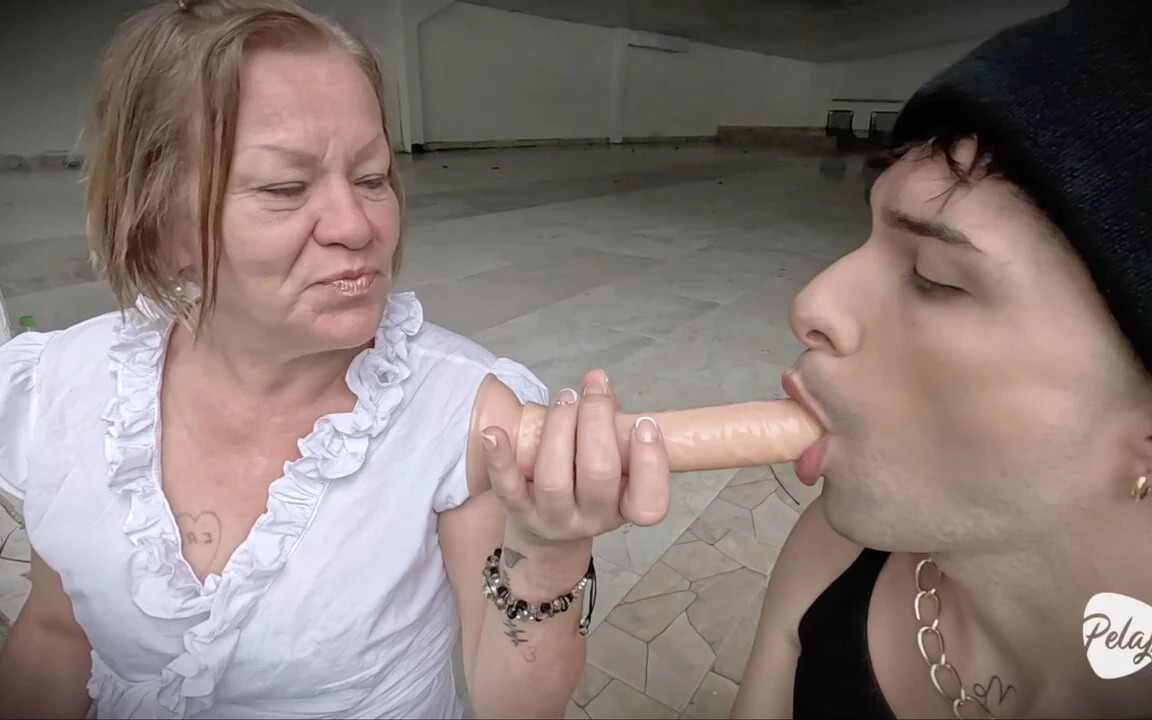拉丁奶奶说服骗子一起尝试鸡巴而不是偷鸡巴