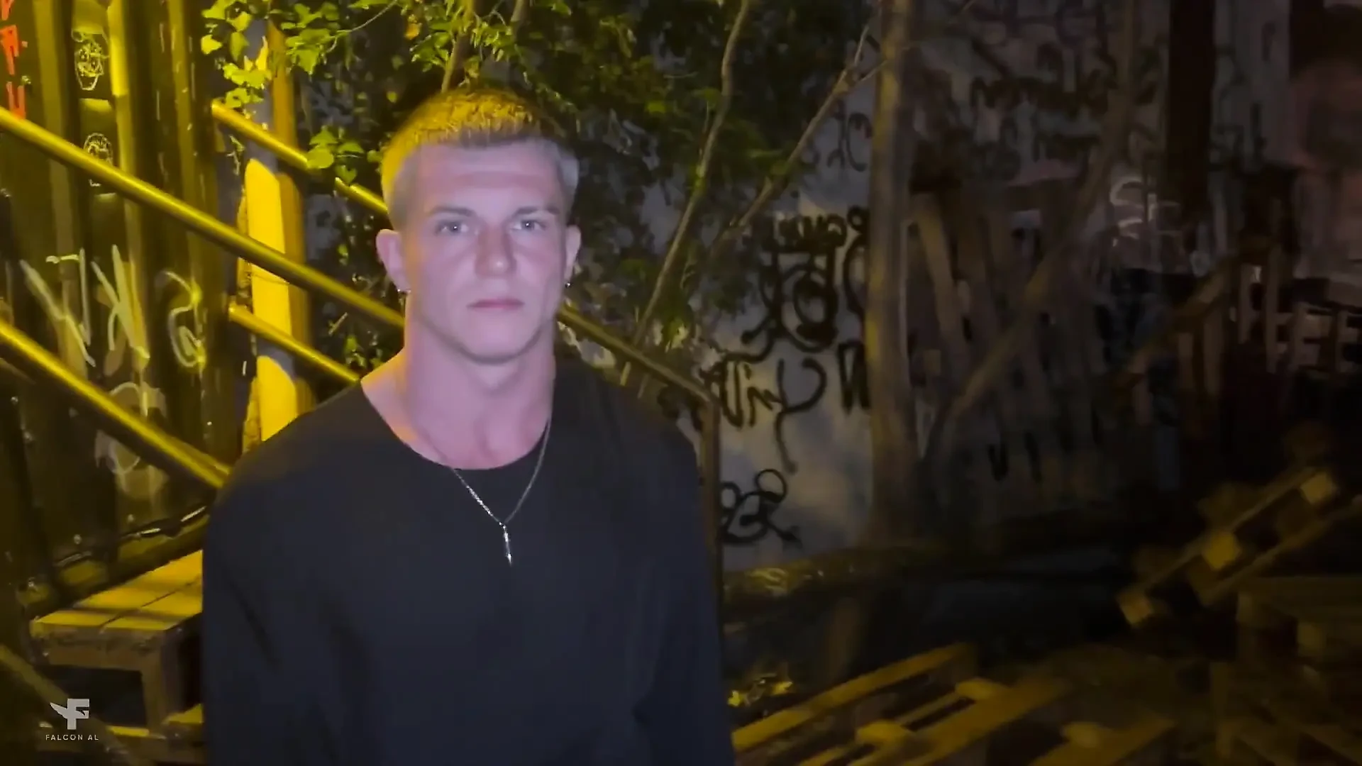 L’agent De Sécurité Du Club M’a Aidé À Entrer, Mais J’ai Dû Me Donner À Lui Dans Les Toilettes - Un Cul Dur