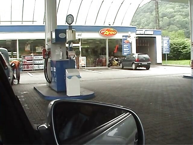 Benzin istasyonundan bir kızı tavlıyor