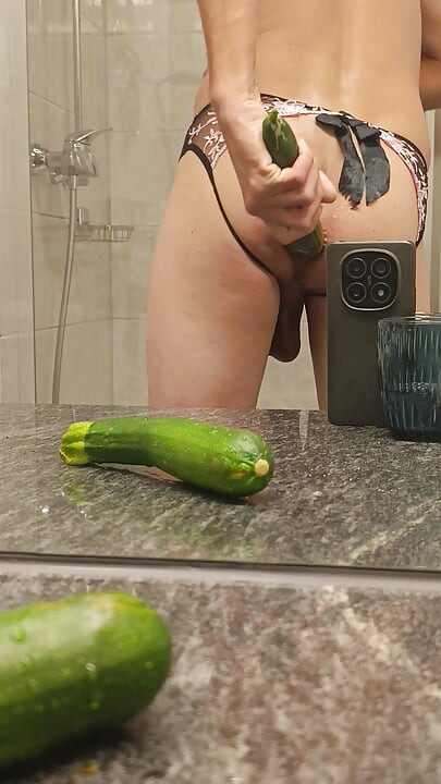 Märkä hauskanpito luonnollisilla dildoilla