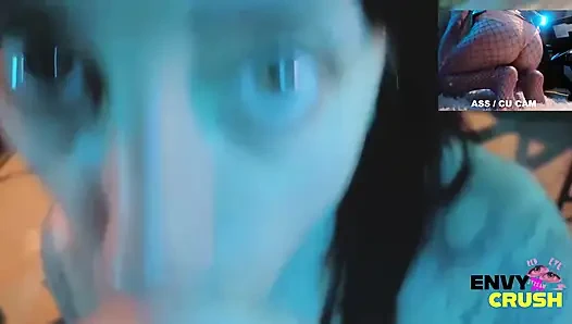 Fileli oyuncu kız dizlerinin üstüne çıkıyor