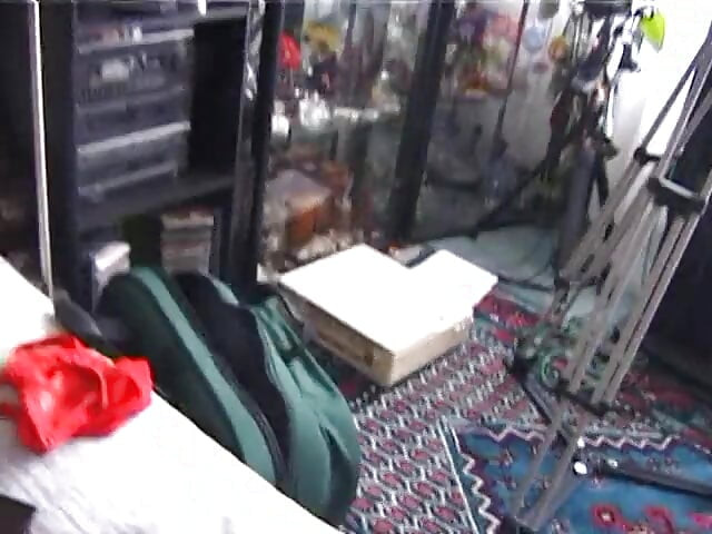 bare stanon vaali jinjar beb apni choot ke saath khel rahi hai