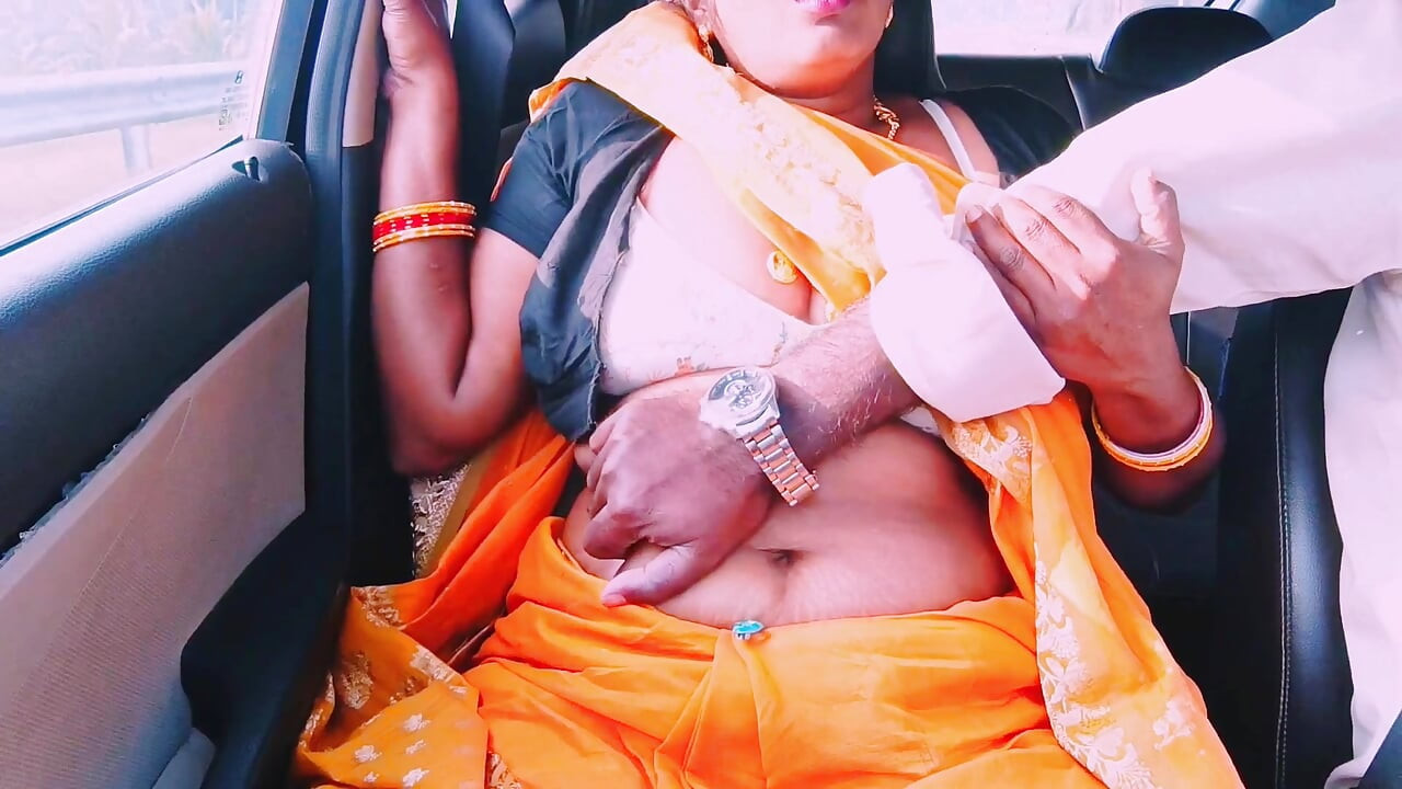 Pembantu rumah desi saree berkongkek dalam kereta Telugu bercakap kotor.