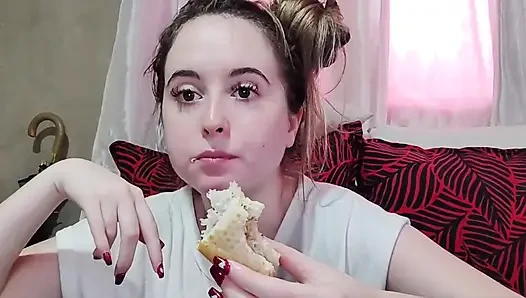 Ein omelett-sandwich mit kirschtomaten essen