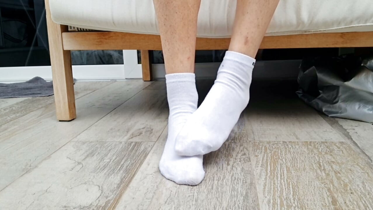 White Ankle Sock Peal & Reveal: Slim Arch at Delicate Toes