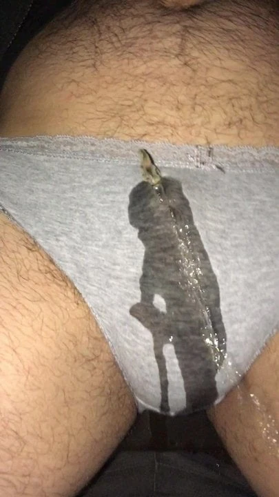 我的内裤上湿了一片！