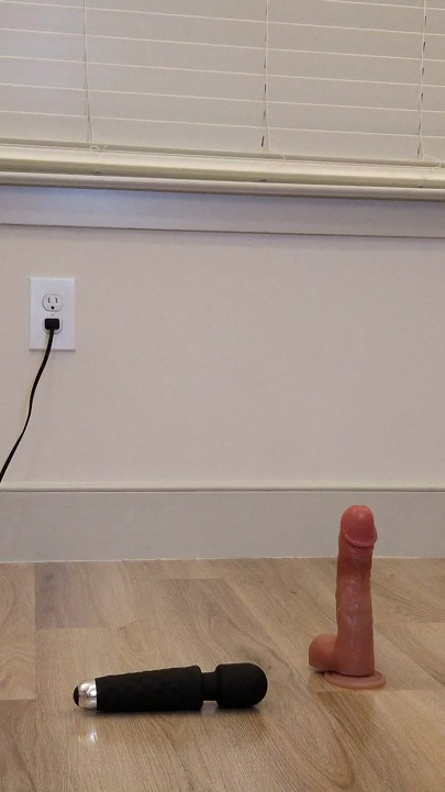 Att sätta på kyskhet och sedan rida dildo