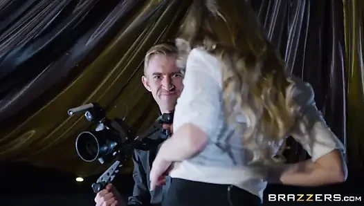 Brazzers - Дэнни пытается снять фильм, но в конечном итоге делать то, что он делает лучше всего, он трахает Виола Бейли