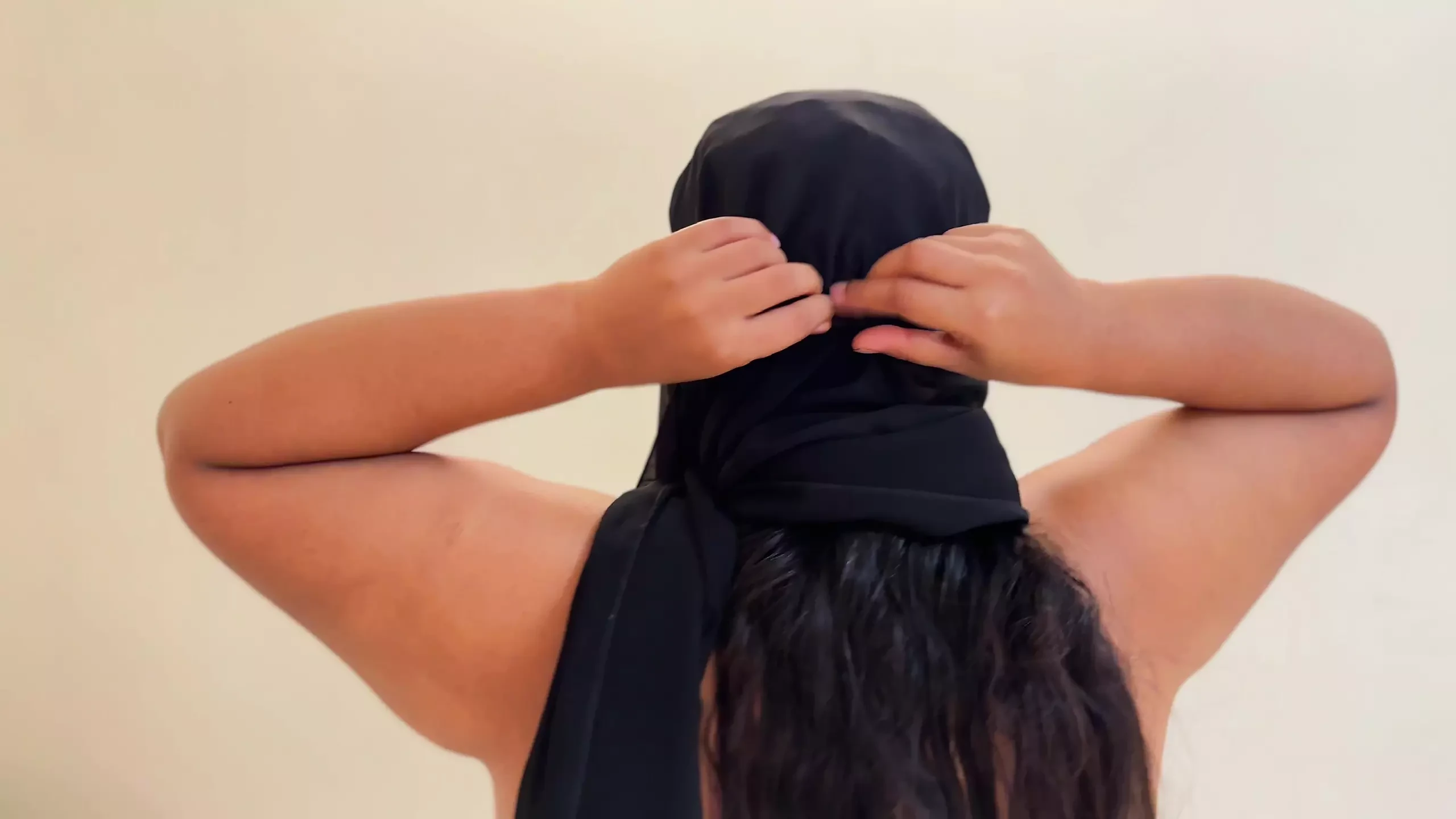 Une belle-mère arabe rentre du bureau et enlève son hijab et sa burqa et se repose sur le lit. Puis son beau-fils lui chatte et lui aide à jouir - sexe