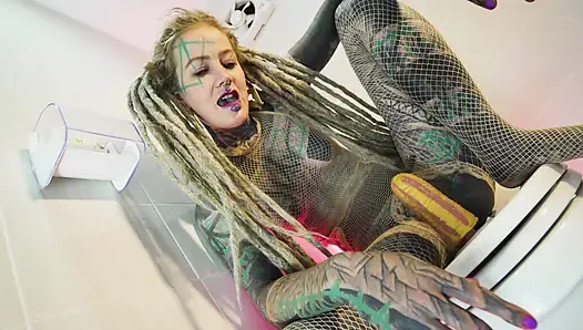 Dövmeli alternatif kız tek başına sidik oyunu - dövmeli güzel parmaklar ve sert işiyor