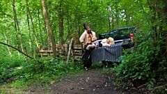 Блондинка-шлюшка получает камшот на лицо после секс-машины в лесу