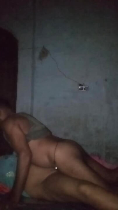 Bhabhi ne apni chut me mall under dalbaya