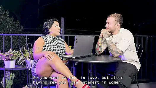 Kaslı adam psikoloğının onunla seks yaparak çözdüğü rutin terapisine geliyor